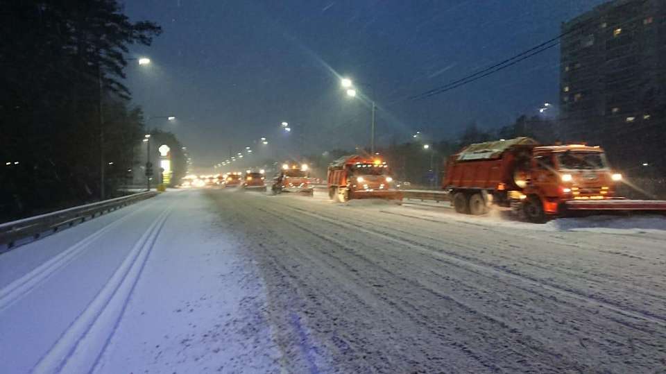 Ночью на уборке снега работали 155 машин в Воронеже