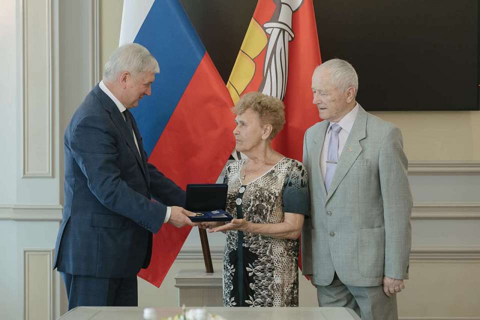 Проживших 60 лет вместе супругов наградил в Воронеже губернатор Александр Гусев 