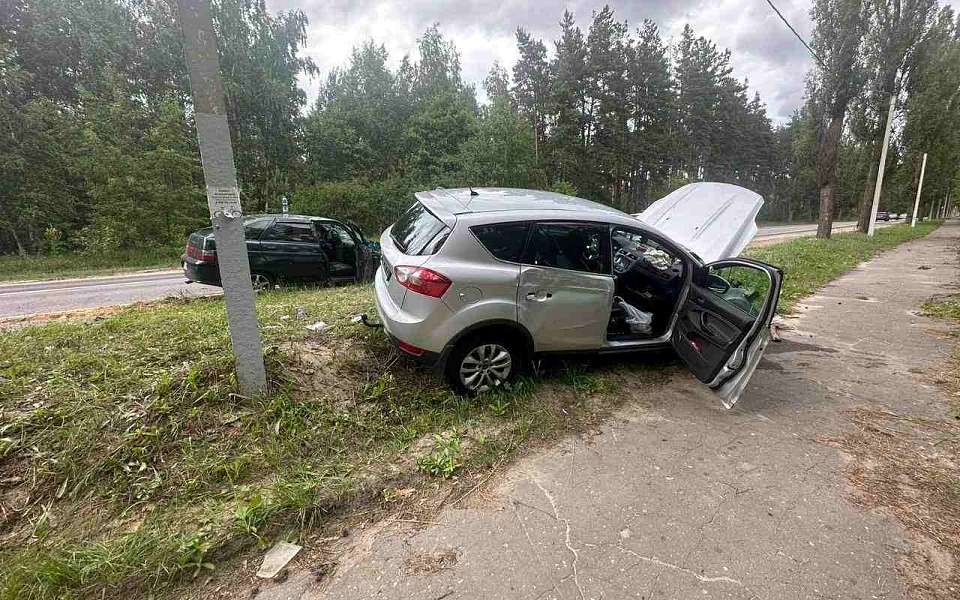 В лобовом ДТП легковушек на окраине Воронежа 1 человек погиб и 2 человека пострадали