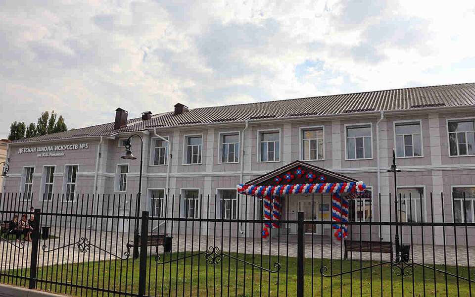 На открытии обновленной детской школы искусств побывал мэр Воронежа