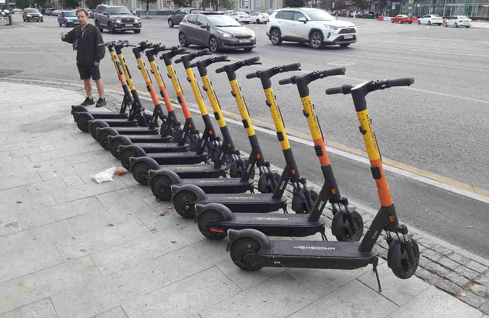 Опрос о полном запрете электросамокатов в Воронеже проводит мэр Сергей Петрин