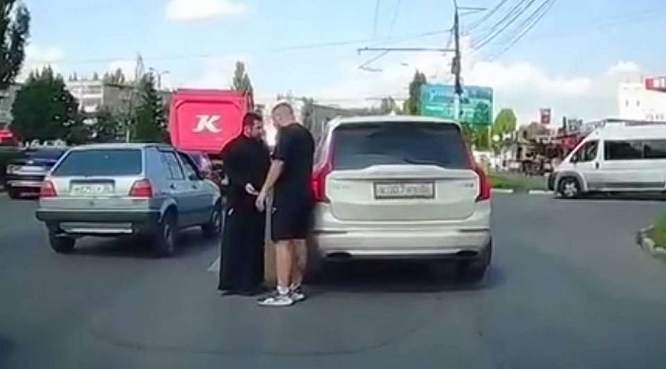 Конфликт батюшки на Volvo с водителем сняли на видео в Воронеже