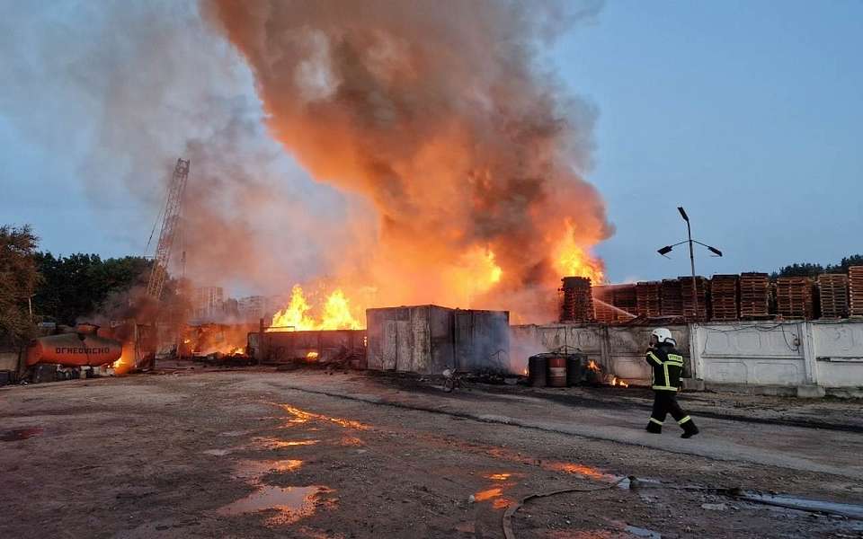 За 6 часов пожарные потушили огонь на складе деревянных поддонов в Воронеже