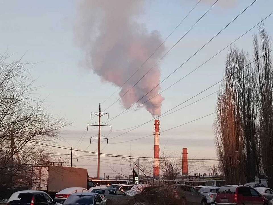 Жители воронежских Семилук снова жалуются на красную пыль и выбросы от завода