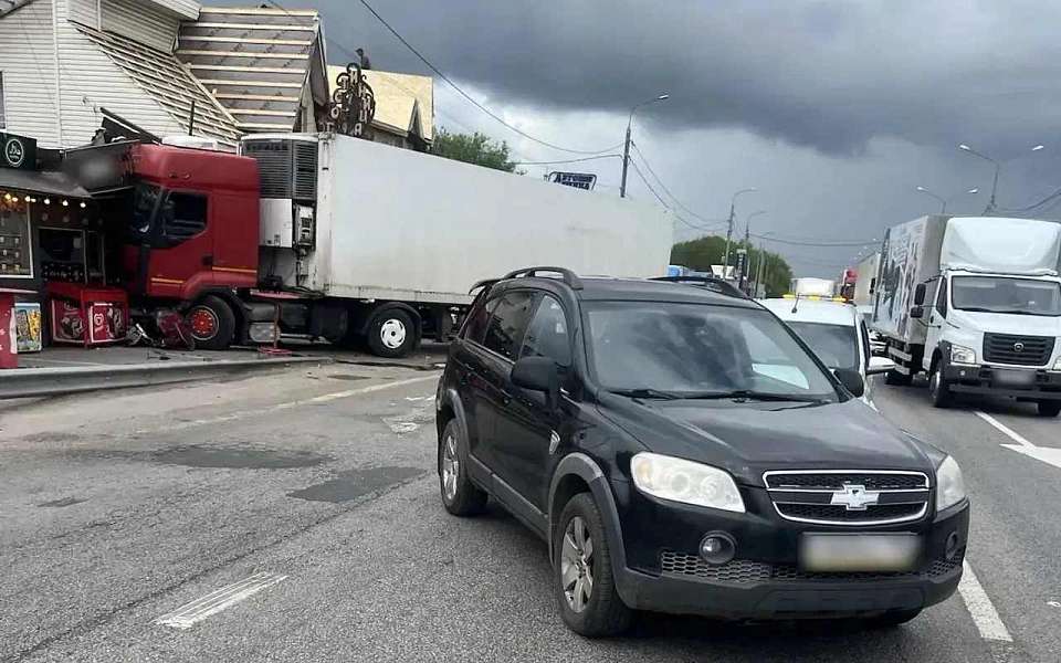 Девушка пострадала в разбитом фурой павильоне под Воронежем