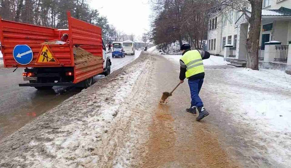 Зимние работы на территории Железнодорожного района не останавливаются