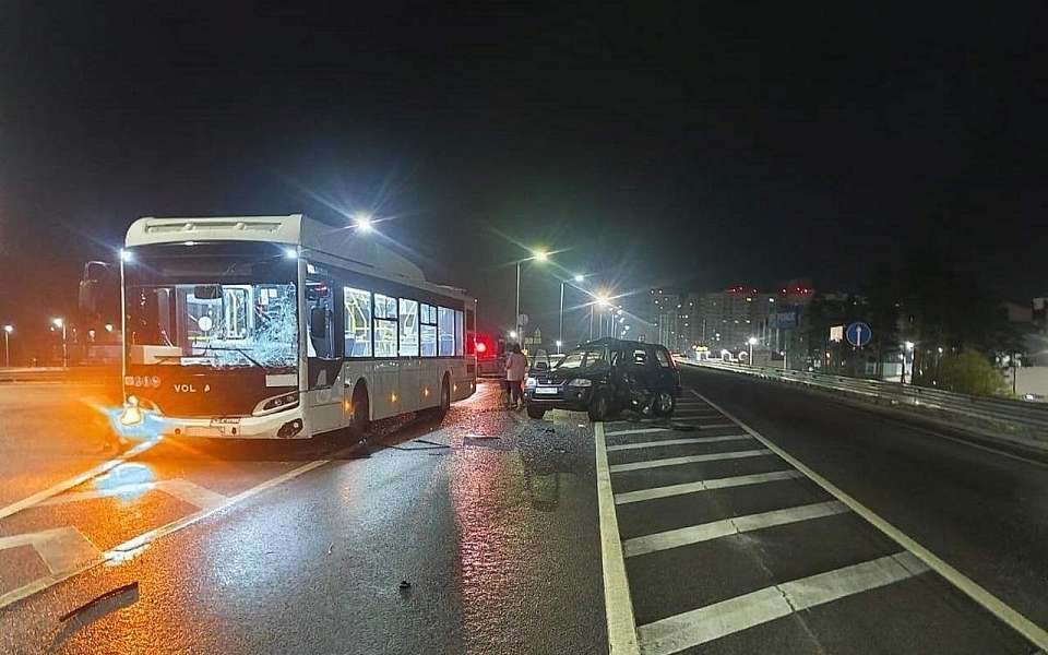 Водитель кроссовера погиб в ДТП с автобусом в Воронеже