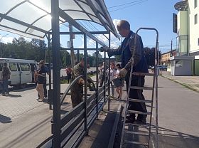 В Коминтерновском районе приводят в порядок остановочные павильоны