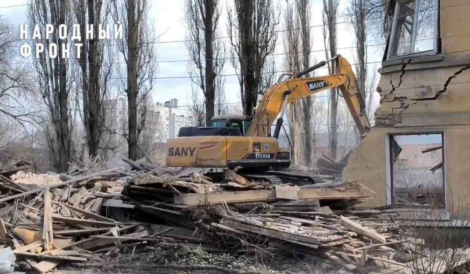 Снос аварийных расселенных домов начался в воронежских Семилуках