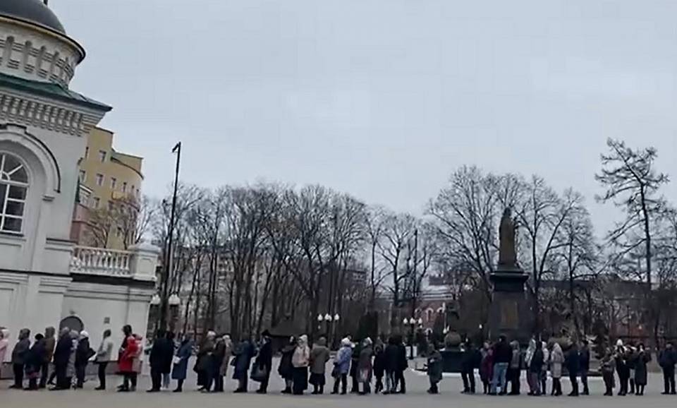 Полукилометровая очередь выстроилась в Воронеже  поклониться части Пояса Пресвятой Богородицы