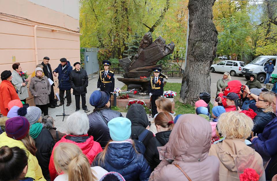 Погибшим в бывшем Саду Пионеров в Воронеже детям посвятили памятный знак