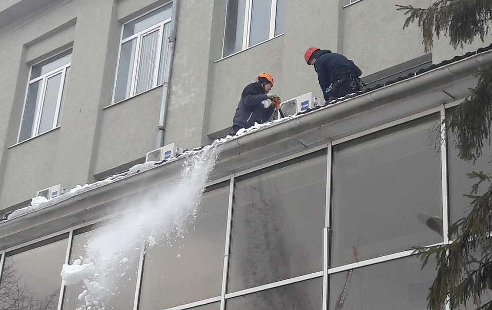 Об угрозе схода снега и наледи с крыш предупреждают воронежцев