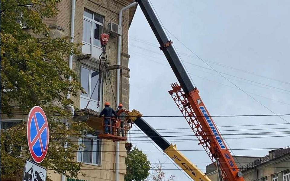 Демонтаж аварийных балконов начался на фасаде дома в центре Воронежа