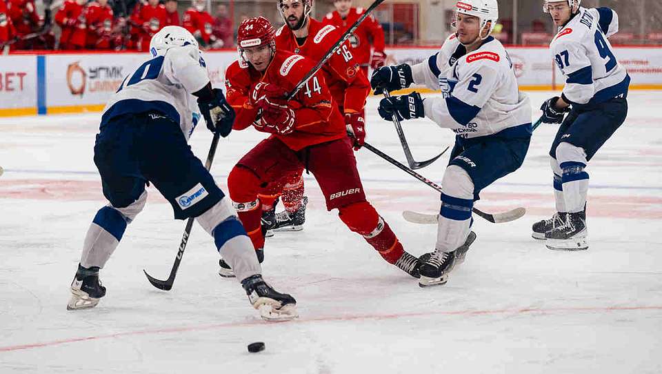 Поражение в Верхней Пышме потерпели хоккеисты воронежского «Бурана»