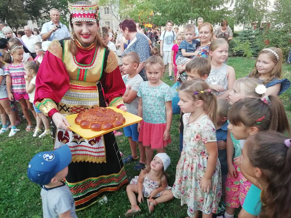     В Коминтерновском районе чествуют активных жителей и проводят праздники дворов