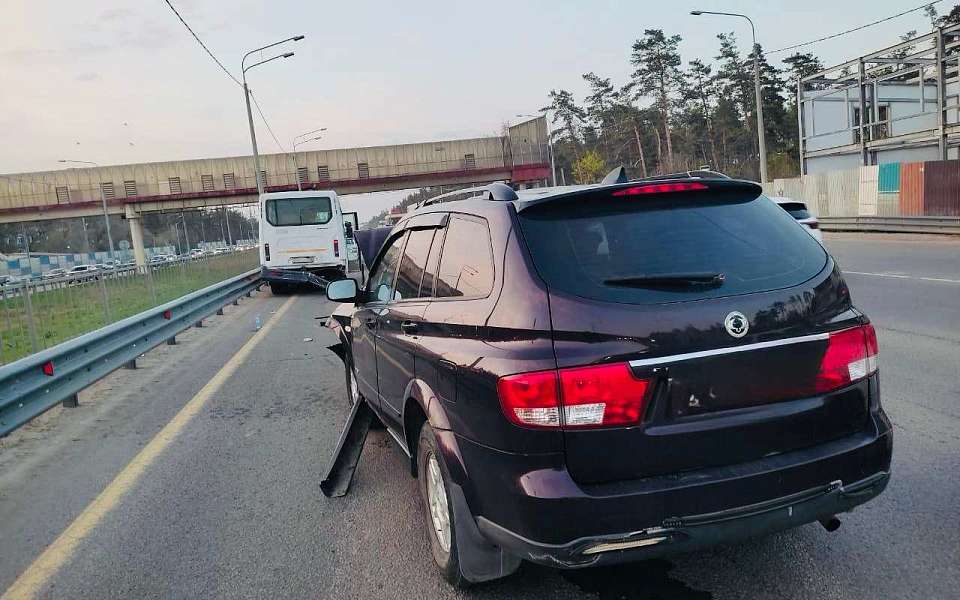 В ДТП внедорожника и маршрутки пострадали двое детей и трое взрослых в Воронеже