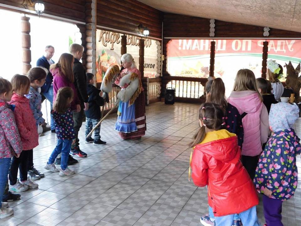 Семьи сотрудников Воронежэнерго посетили с экскурсией Центр романовской игрушки