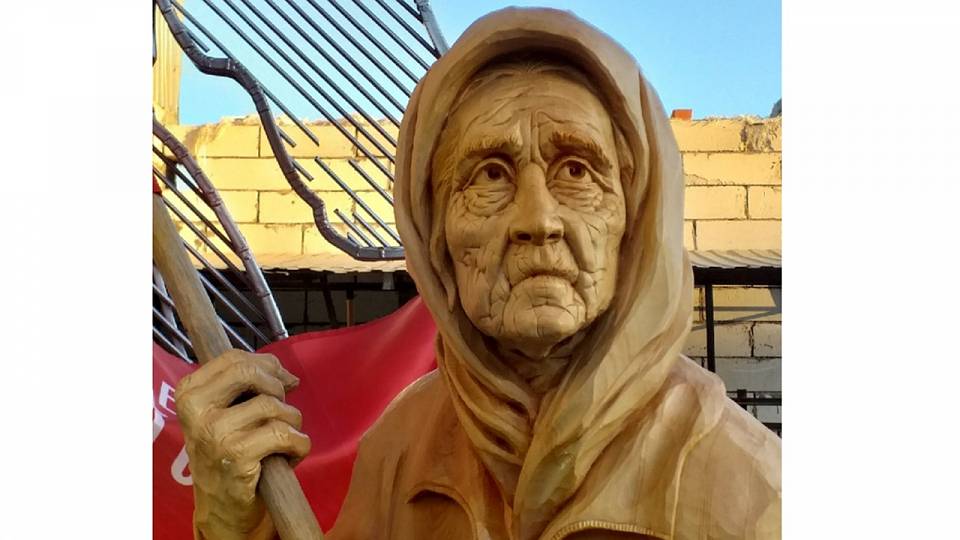 В Воронеже открыли памятник бабушке с флагом