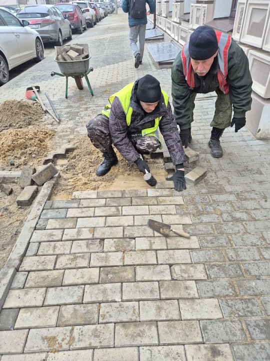 В Ленинском районе ремонтируют тротуары