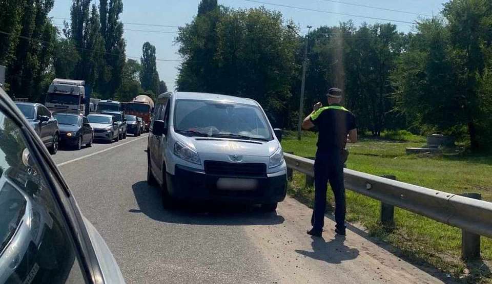 В Воронеже трёх автохамов, не пожелавших стоять в пробке, мгновенно настигла расплата