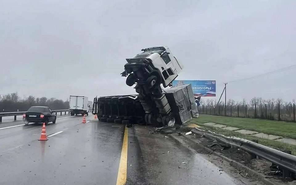   Фура встала на дыбы в ДТП на воронежской трассе