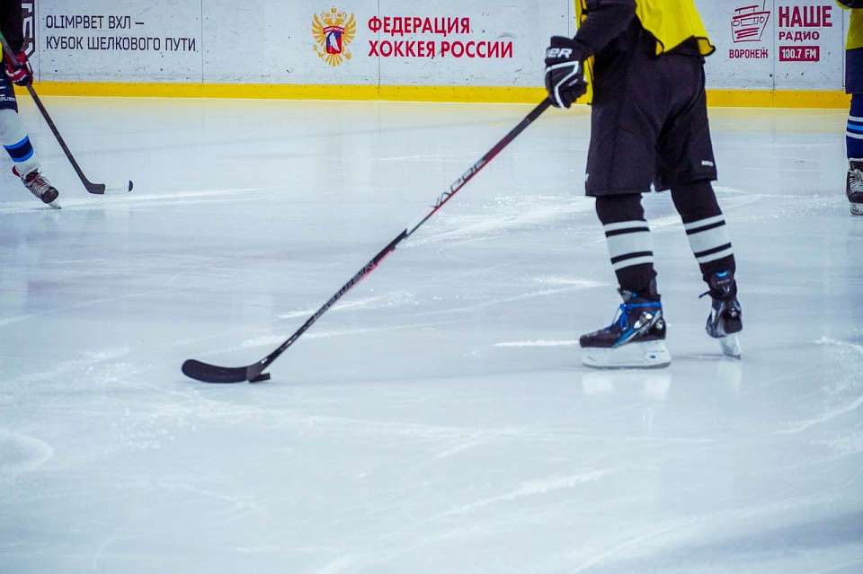 Юного хоккеиста ударил и швырнул на лёд в Воронеже его тренер