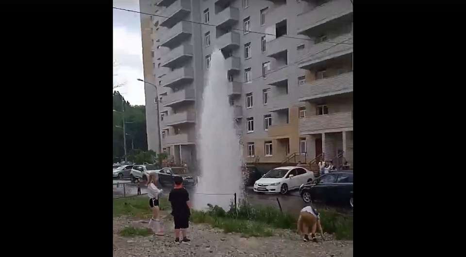 В Воронеже сняли на видео фонтан во дворе дома