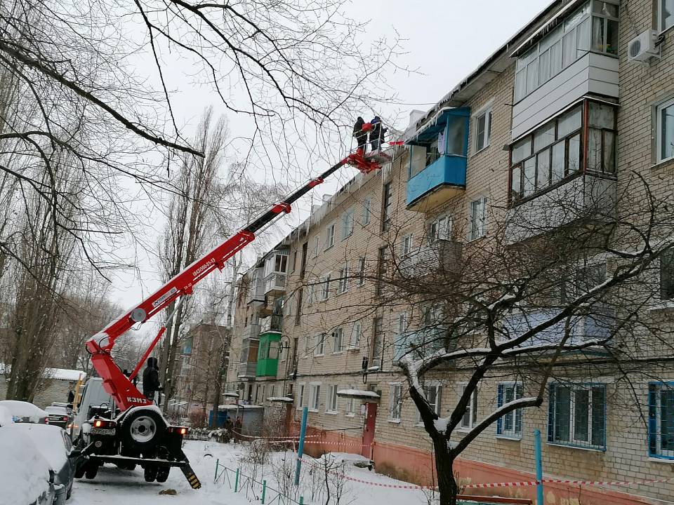 В Воронеже начали удалять наледь с крыш