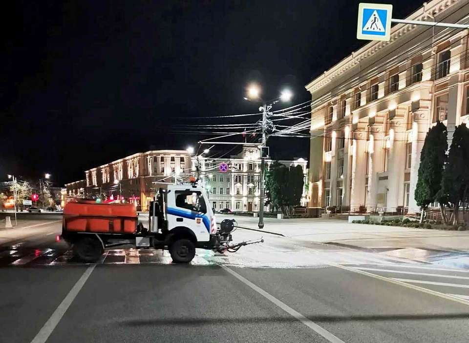 В Ленинском районе моют «зебры»