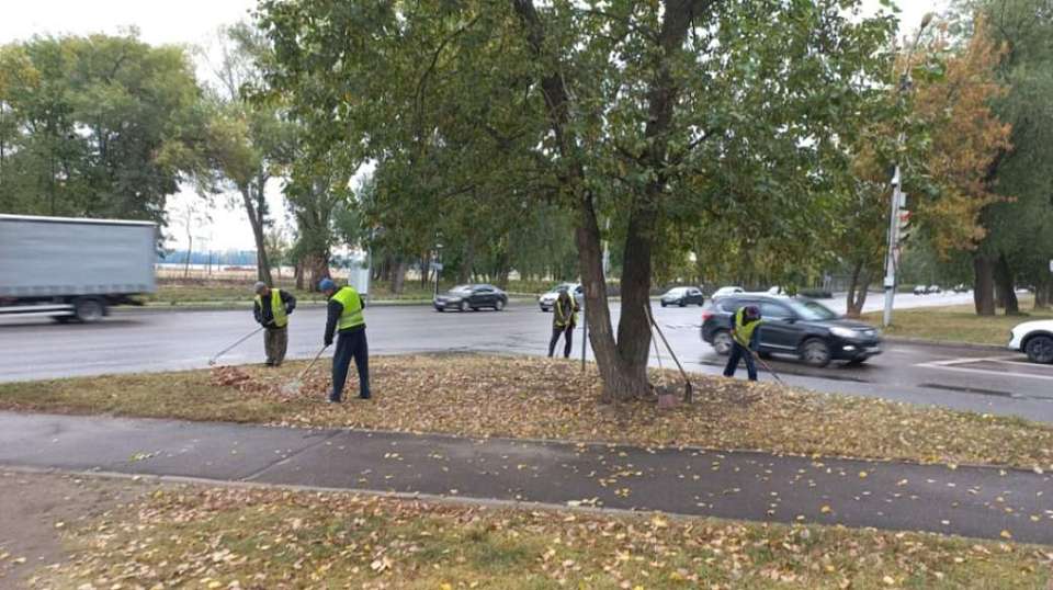 В Ленинском районе продолжается тщательная уборка территории