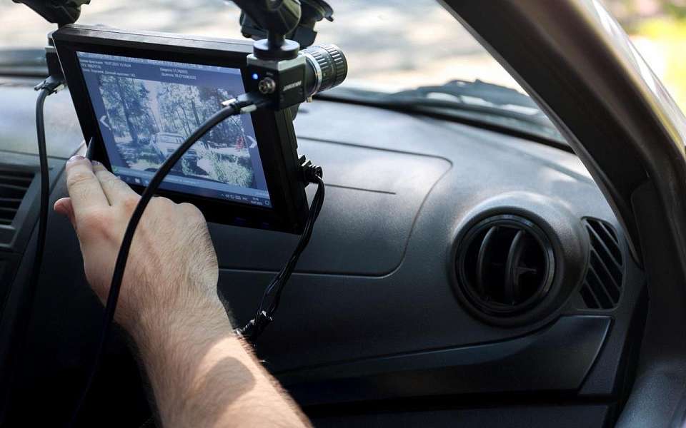 В Центральном районе продолжают выписывать штрафы за парковку на газонах