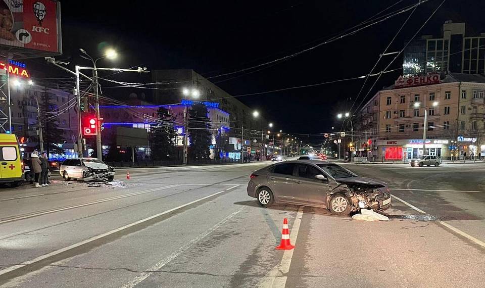 В Воронеже при столкновении Hyundai  и Volkswagen пострадали 3 человека