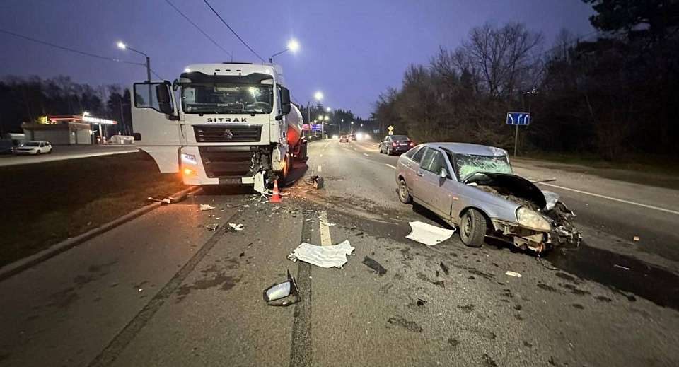 Большегруз в Воронеже столкнулся с легковым автомобилем