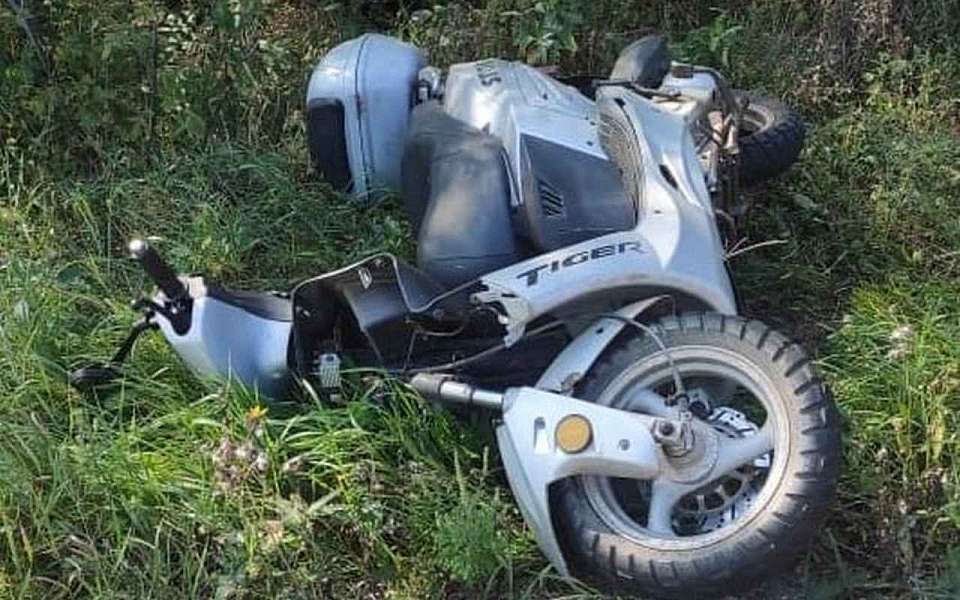 Съехавший с дороги 53-летний скутерист погиб в Воронежской области