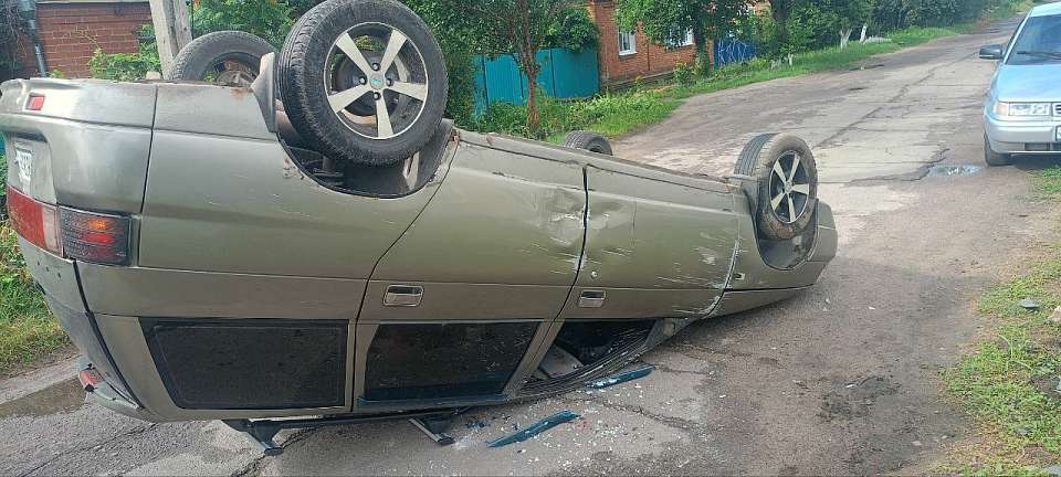 В ДТП с перевернувшимся ВАЗом в воронежском райцентре пострадали двое детей