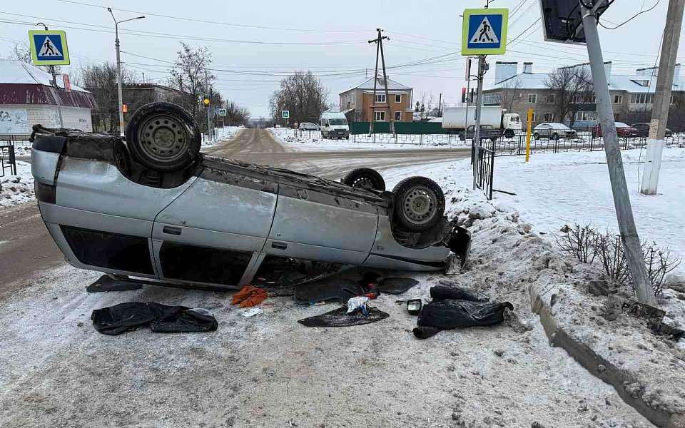 Врезался в светофор и опрокинулся пьяный автомобилист в Воронежской области