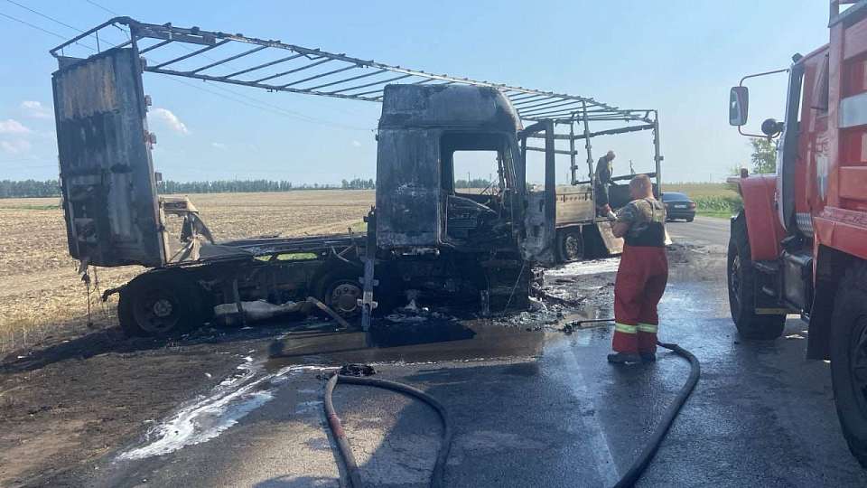 На видео сняли горящую фуру после ДТП с 2 погибшими на воронежской трассе