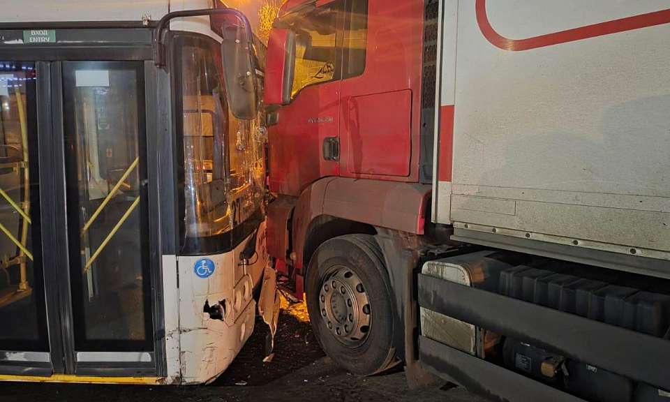 С семью автомобилями столкнулся в Воронеже автобус