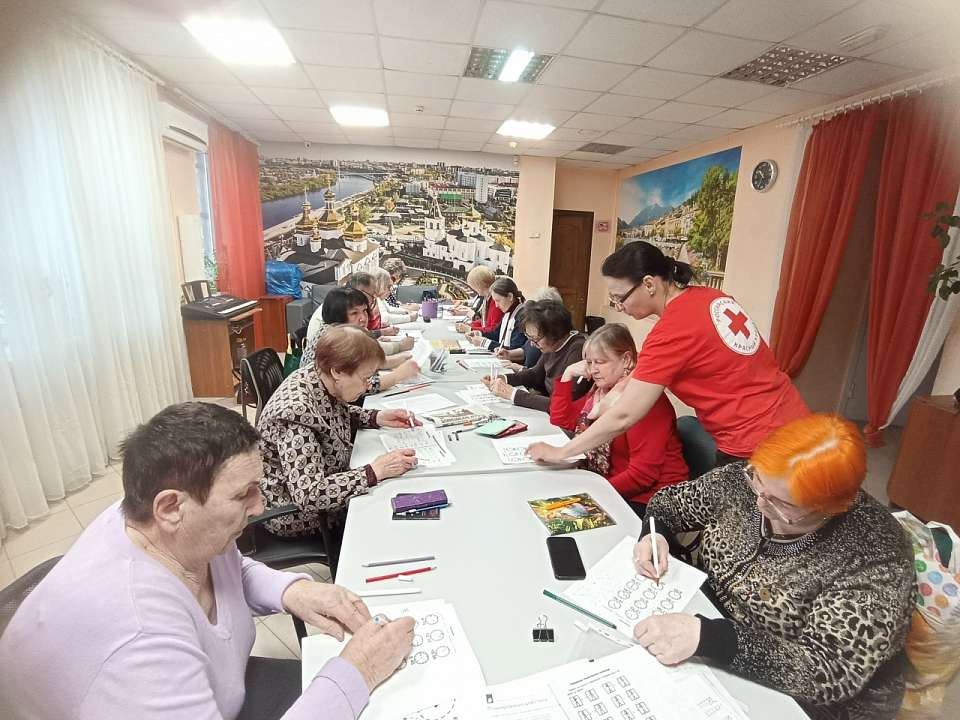 В Ленинском районе пожилых людей учат "сбрасывать камни с души"