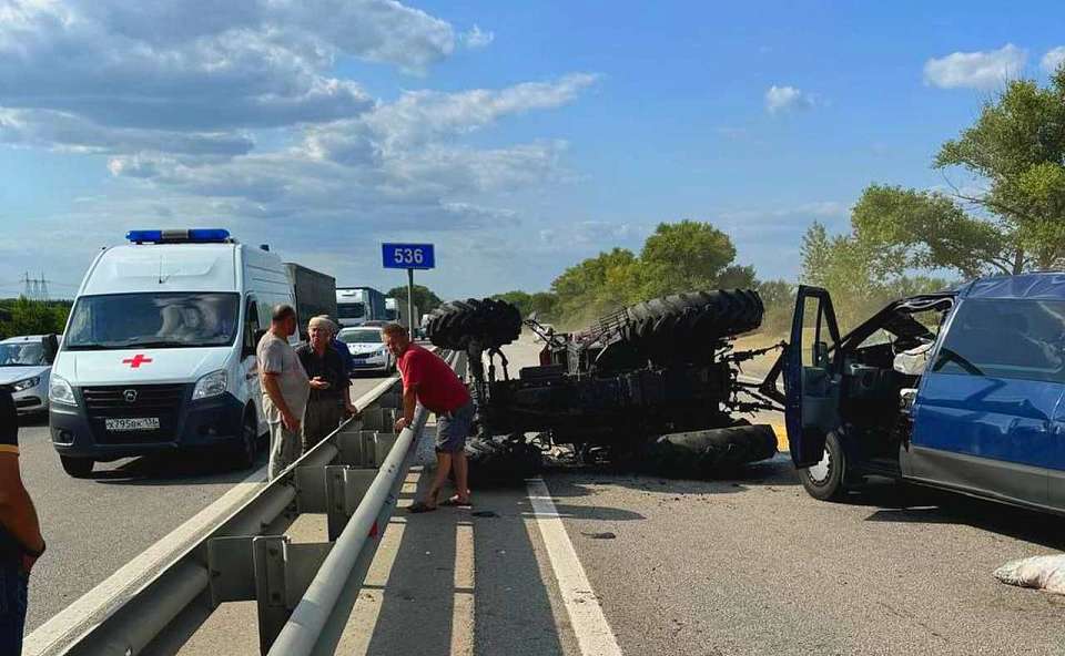 В ДТП с трактором и фургоном под Воронежем пострадали пять человек, в том числе ребёнок