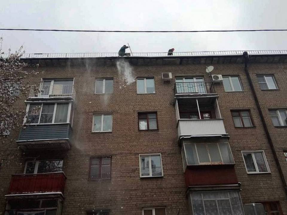 В Ленинском районе Воронежа приступили к ликвидации наледи с кровель домов