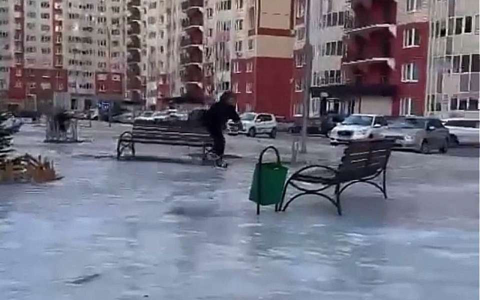Воронежцы катаются на коньках по обледенелой парковке  у «О’кея» и во дворах МКД 