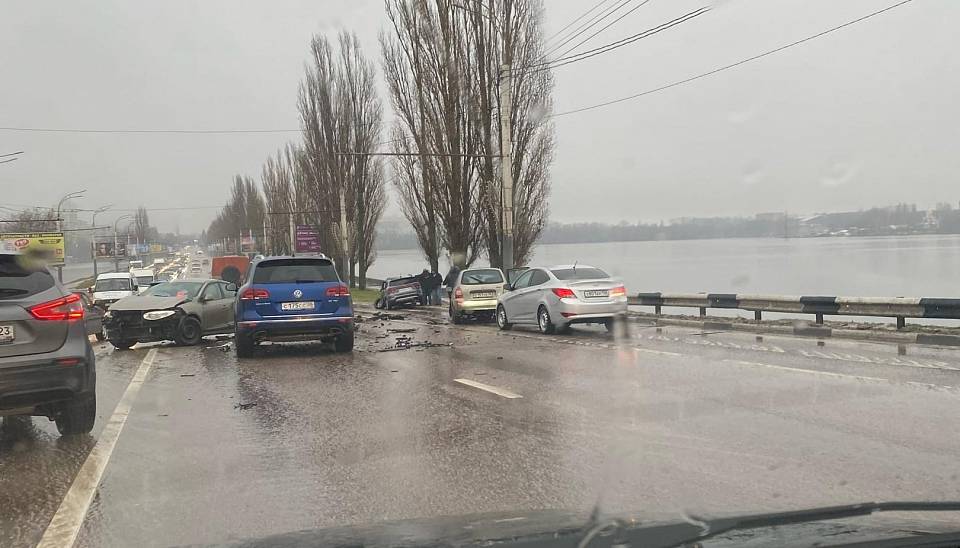 Пробка образовалась в Воронеже на Чернавском мосту из-за массового ДТП