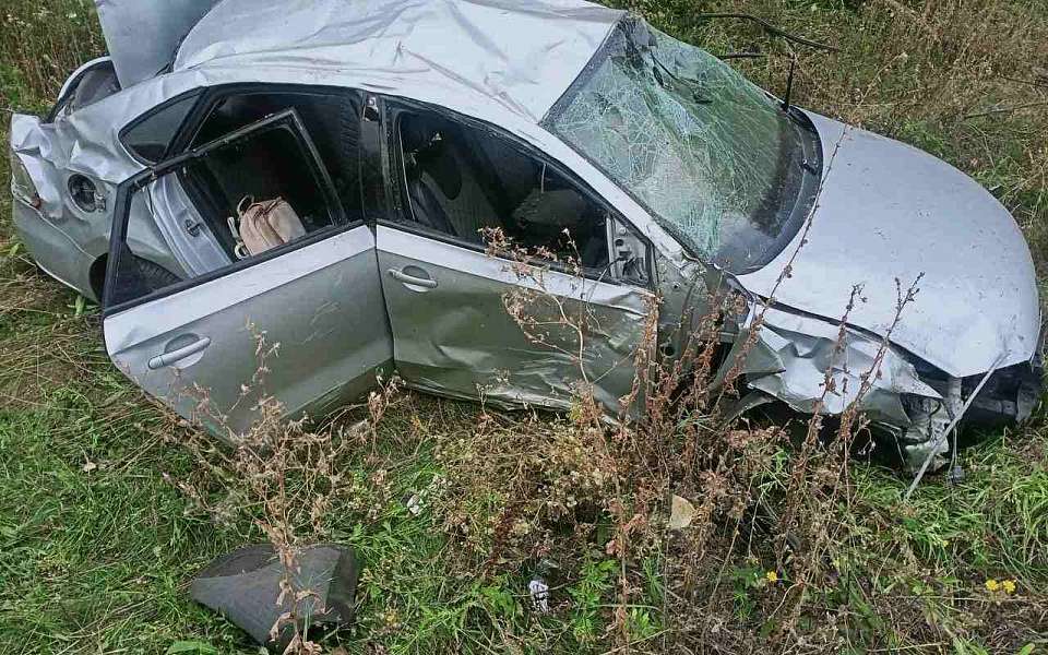 Погибла женщина и три человека пострадали в опрокинувшейся иномарке на воронежской трассе