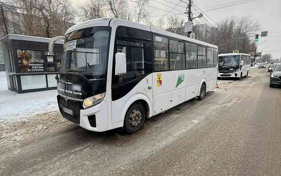 Два маршрутных автобуса столкнулись в Воронеже