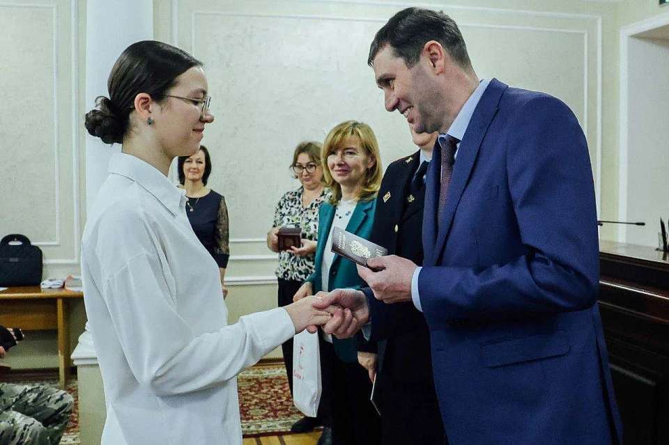 В День Конституции мэр Сергей Петрин вручил паспорта юным воронежцам