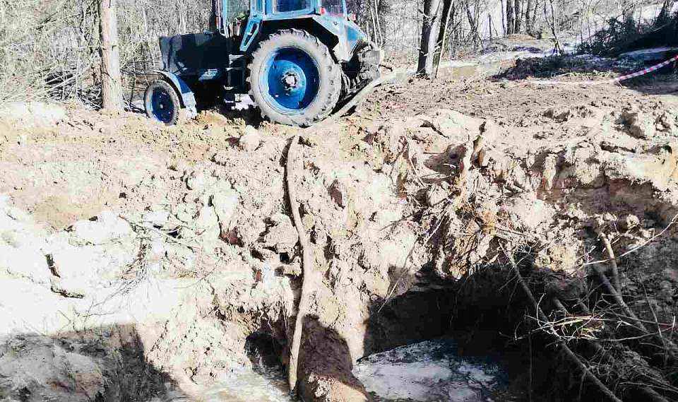 На улице Свободы в Воронеже прорвался канализационный коллектор