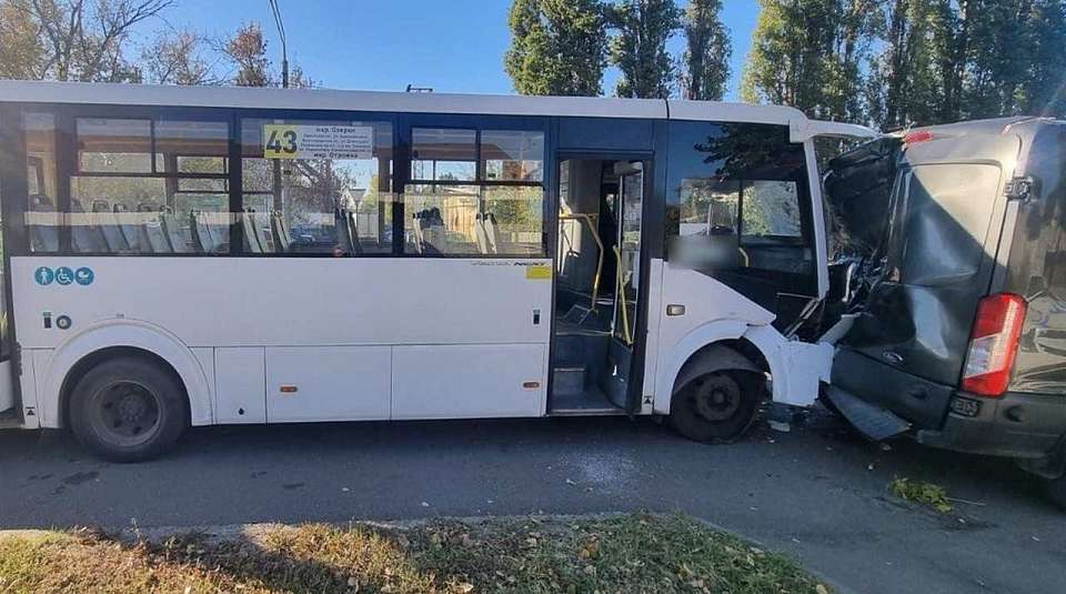Шесть пассажиров пострадали в ДТП маршрутки и фургона в Воронеже