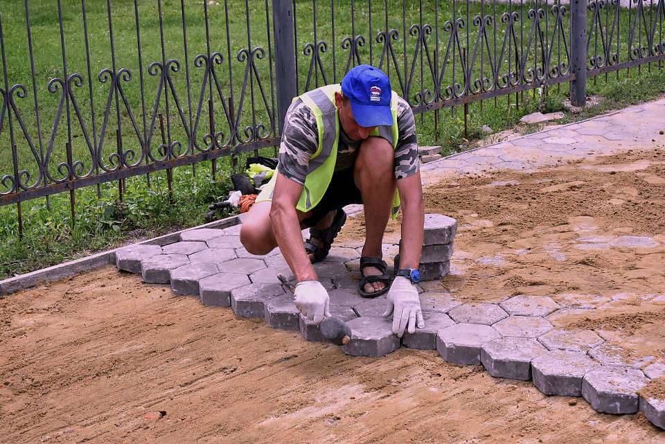 В Ленинском районе Воронежа продолжается ремонт тротуаров