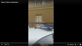 В Воронеже учинившая ДТП девушка станцевала, высунувшись из люка автомобиля